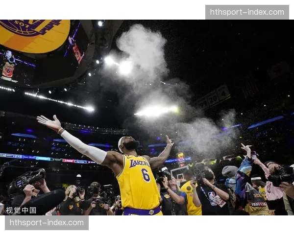 特写：詹姆斯生涯总得分突破45000分，湖人主场为其暂停比赛致敬