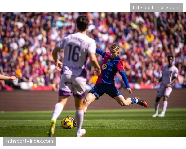 特写：罚入关键任意球后，加维展示纪念T恤告慰离世的青年队教练